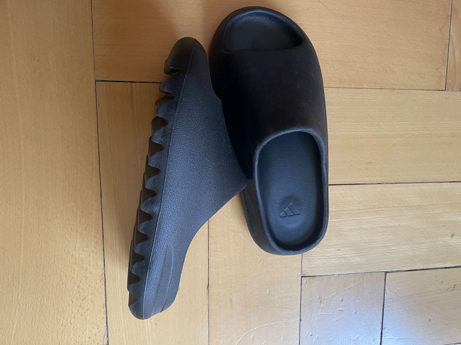 Adidas Herrenschuhe: Adidas Yeezy Schlappen – Gebraucht aus Zürich von ber_r6vw 1