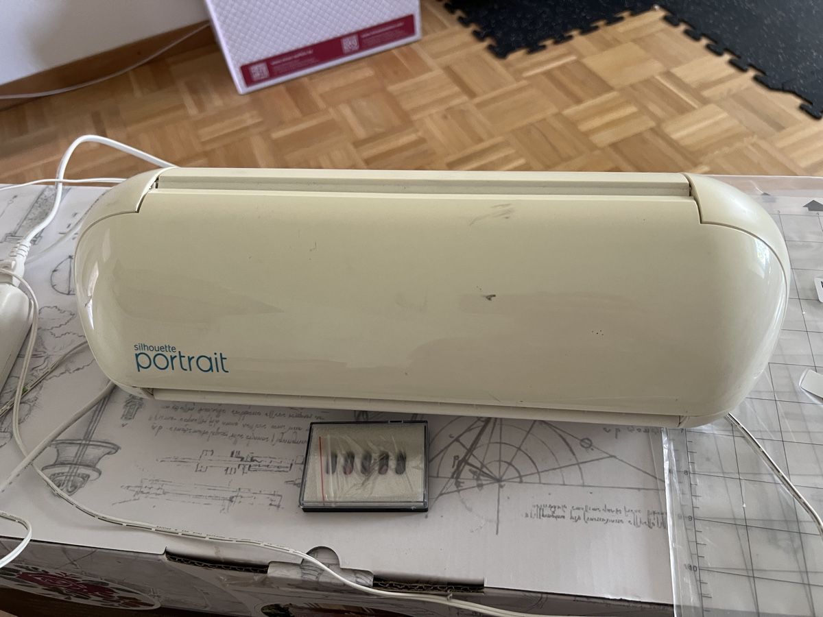 Silhouette Imprimantes: Silhouette Cameo Portrait Schneideplotter ab 1 CHF – Défectueux à Bern par Kabaluii 1