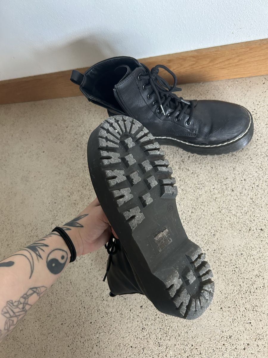 Chaussures femmes: Boots im Dr. Martens Stil – D'occasion à Wolfhausen par eil_jc5j 3