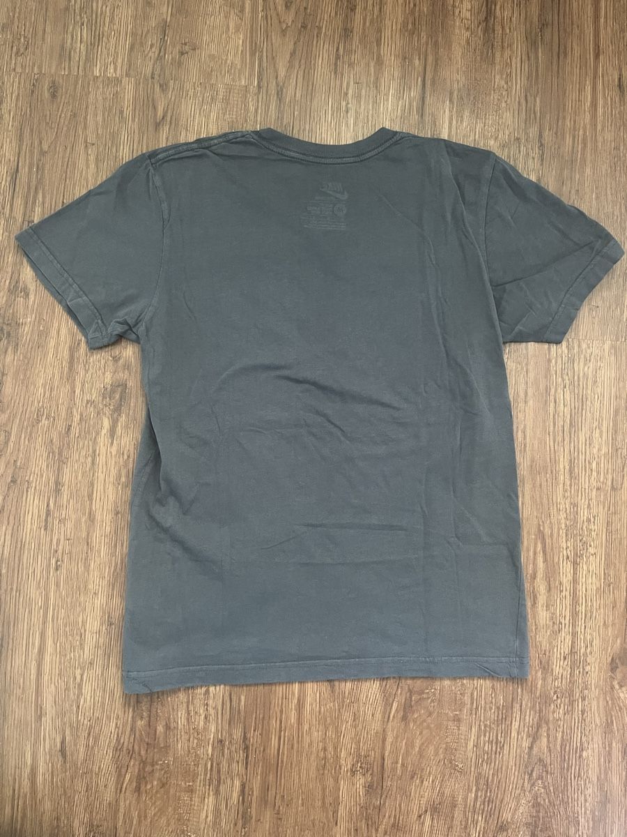 Nike T-Shirts: graues vintage Nike Tshirt – Gebraucht aus Illnau von lea_wq8v 3