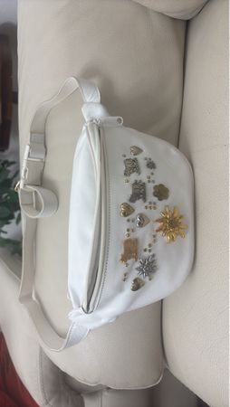 Weisse Gürteltasche mit Applikationen im Trachtenstil