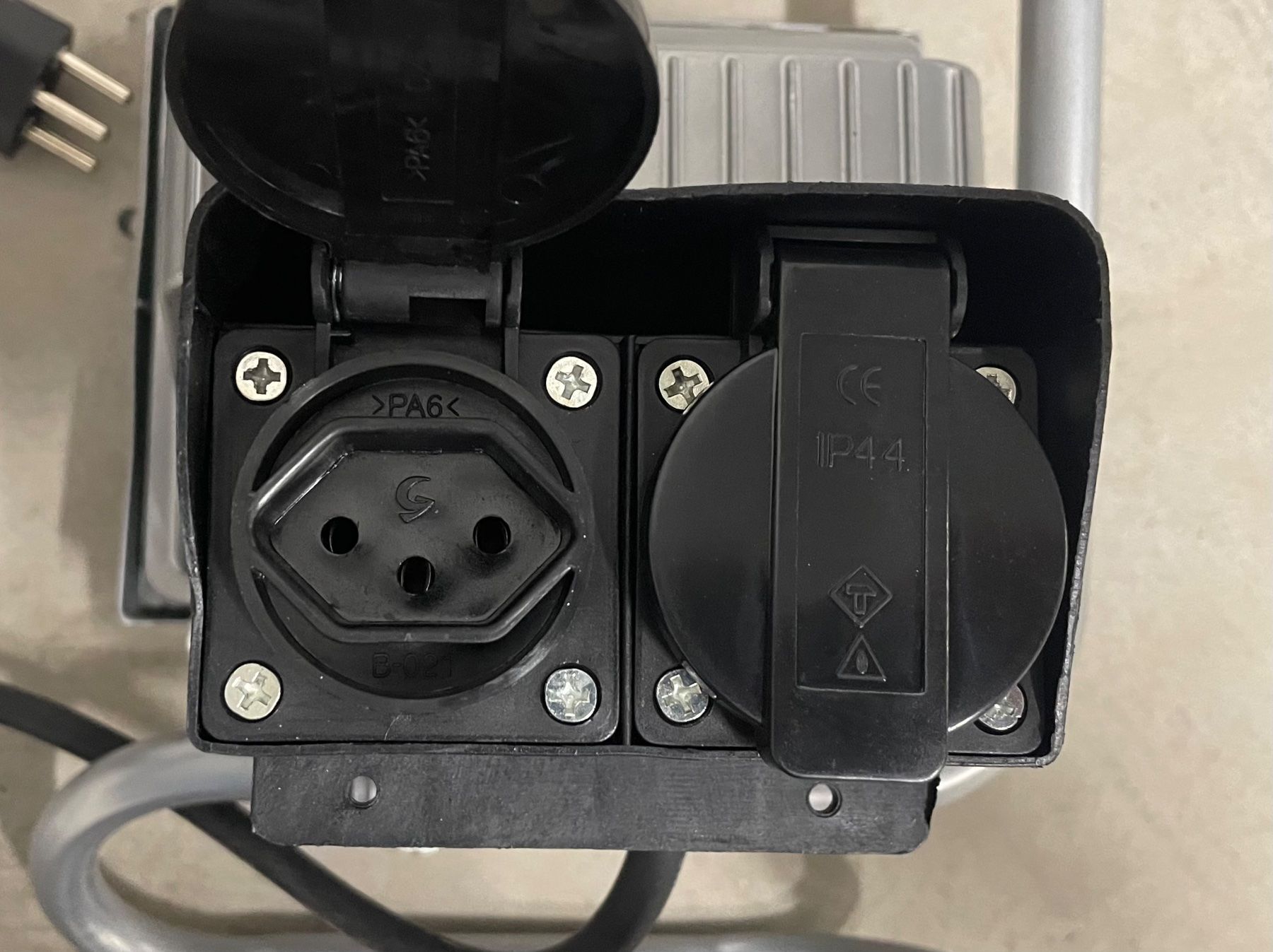 Lampen: 500 W Halogen-Baustrahler mit 2 Steckdosen & langem Kabel – Gebraucht aus Hämikon von Iitomo 2