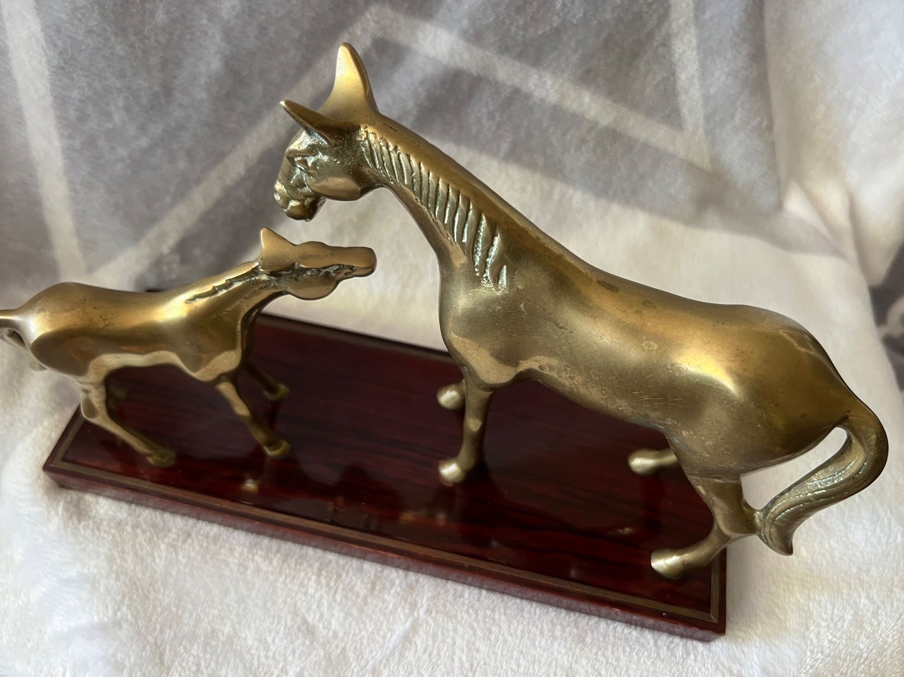 Figuren: Messing Pferd auf Holzsockel Skulptur – Gebraucht aus Frenkendorf von Only1 2