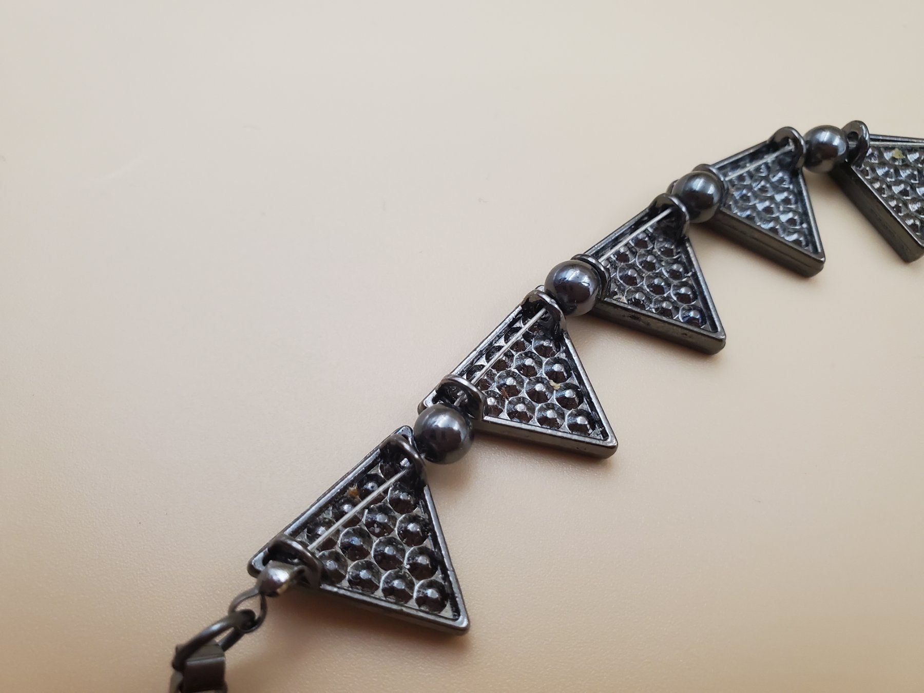 Catenine: Collier fantaisie triangle gris et noir – Usato da Rennaz venduto da La_malle_du_dauphin 6