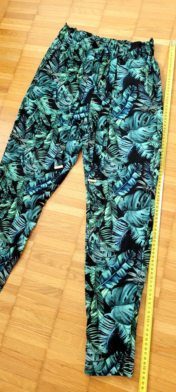 Pantaloni: Sommerhose mit Blattmuster, Grösse 36 neu – Nuovo (secondo la descrizione) da Emmenbrücke venduto da gatasalvache