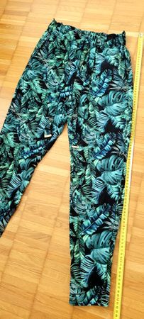 Sommerhose mit Blattmuster, Grösse 36 neu