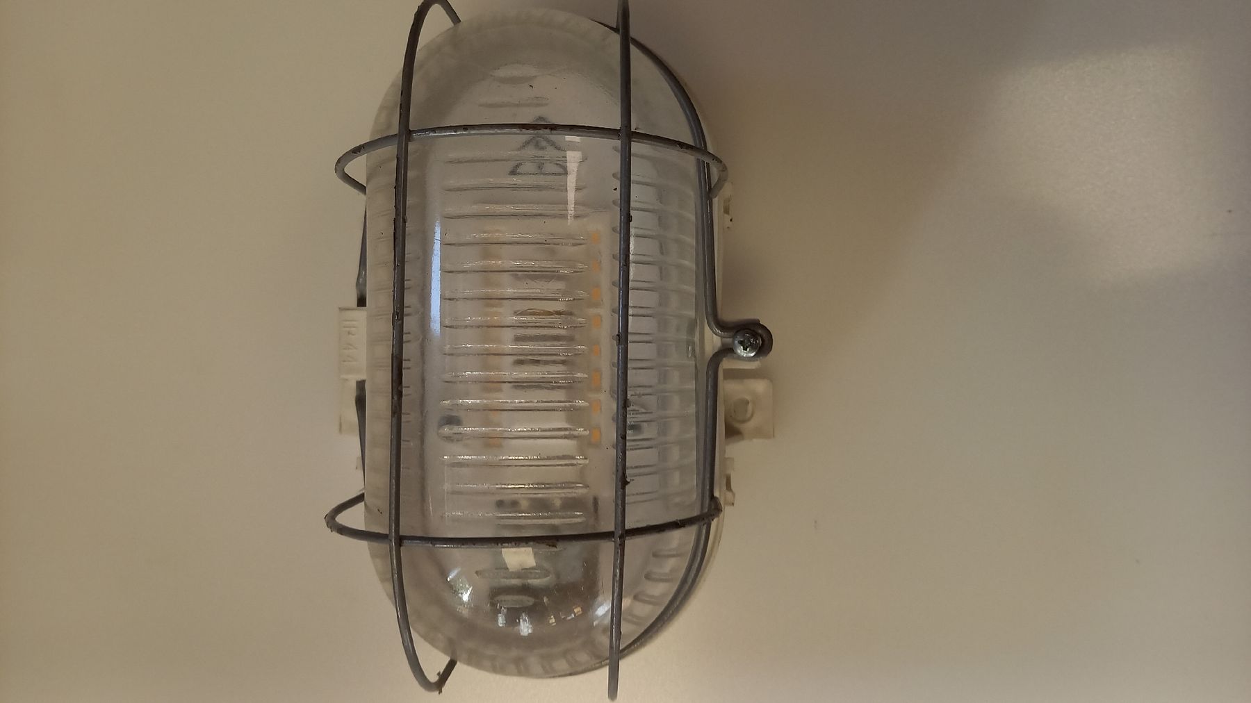 Lampade: Robuste Aussenlampe / Kellerlampe Oval LED EVO HV – Usato da St. Gallen venduto da Bir_Rer