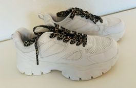 Trendige weisse Turnschuhe mit Leo-Schnürsenkel, Gr. 38!