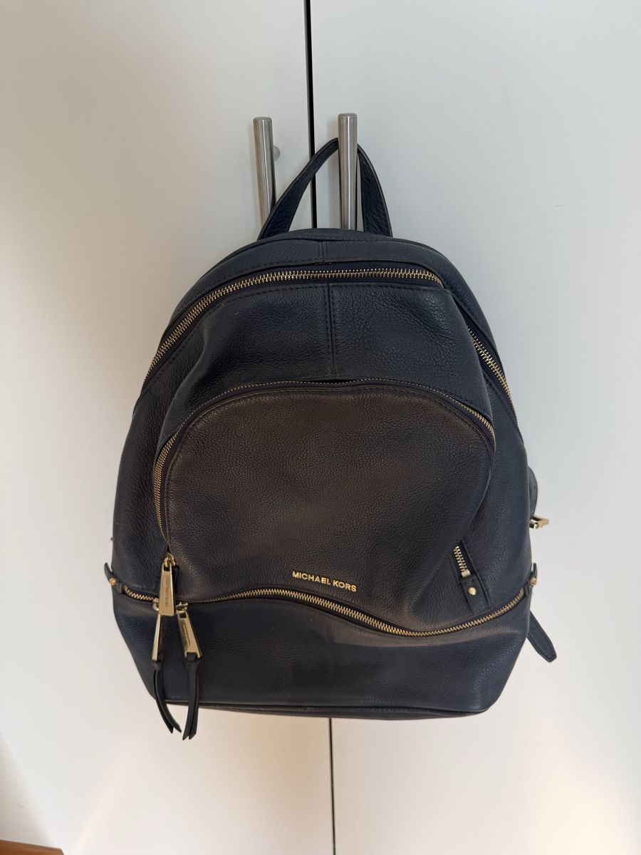 Michael Kors Zaini: Michael Kors Rucksack blau mit goldenen Elementen – Usato da Eglisau venduto da Nic1906 8