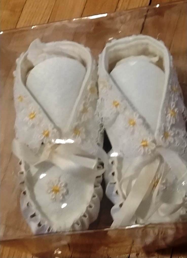 Scarpe per ragazzi: Babyschuhe, weiss mit Blümchen bestickt – Nuovo e nell'imballaggio originale da Zürich venduto da 1980ale 3
