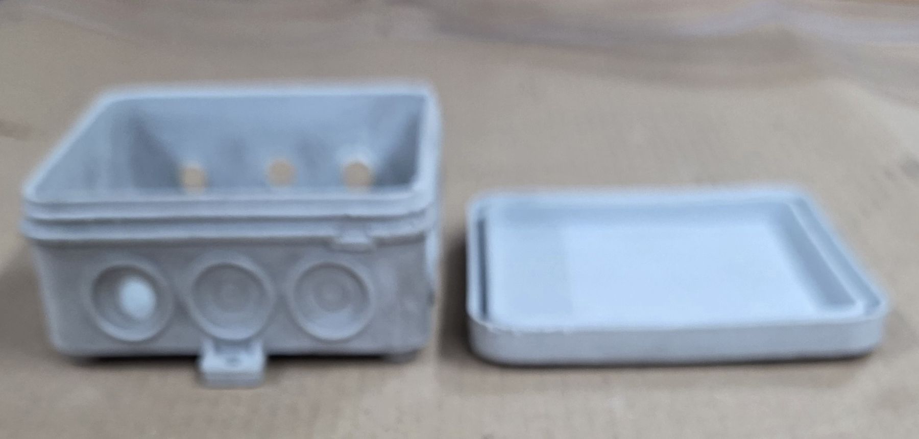 Alimentazione elettrica: Verteilerdose 80x80x40mm grau gebraucht – Usato da Kirchberg SG venduto da Bibsli 2