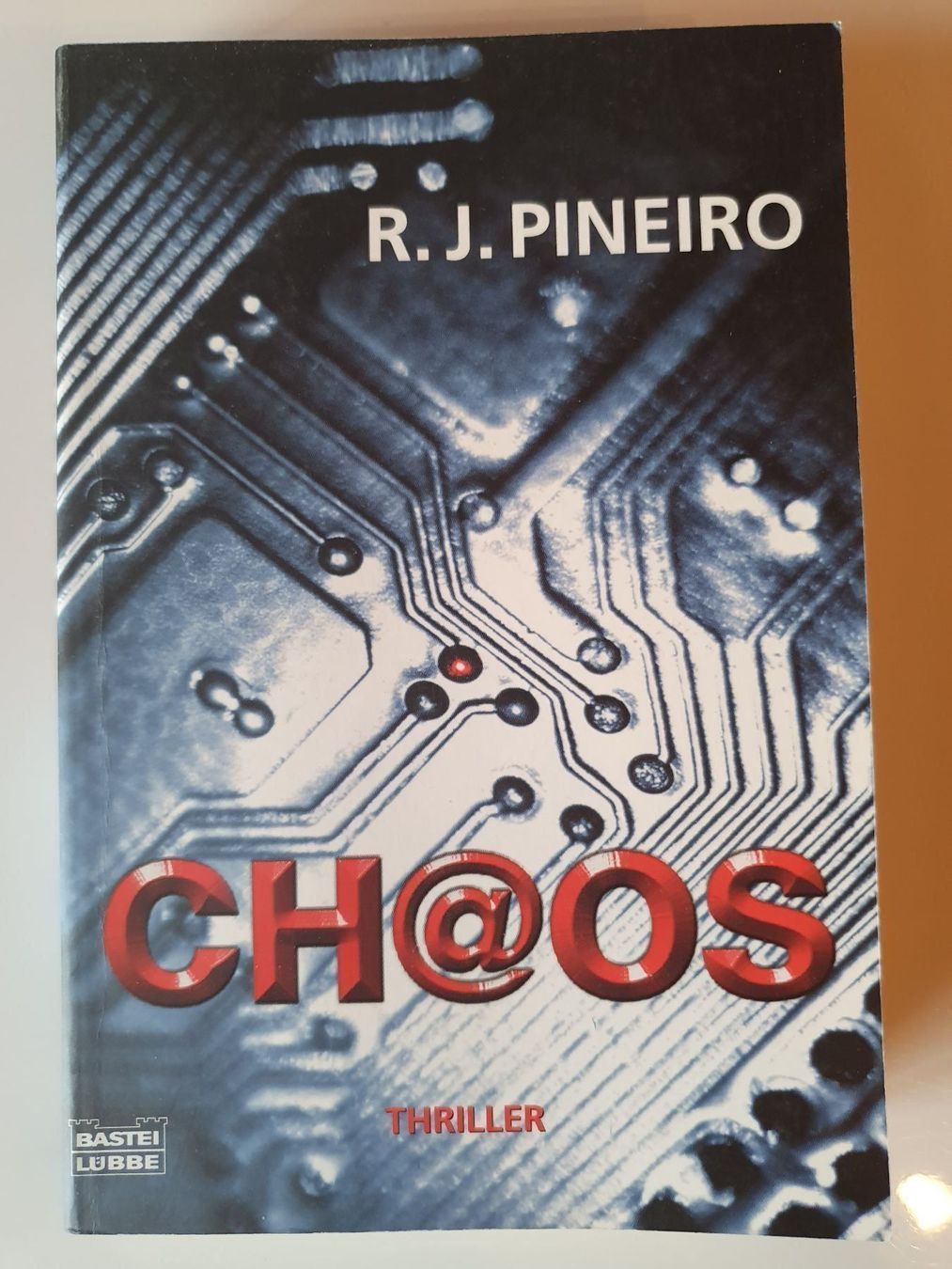 Livres: R. J. Pineiro - Ch@os Chaos – D'occasion à Oberdorf BL par BaldenEagle