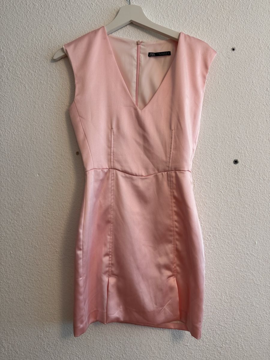 Zara Robes: robe satinée rose clair Zara  – Neuf (Voir description) à Lausanne par Michel_Ozcan