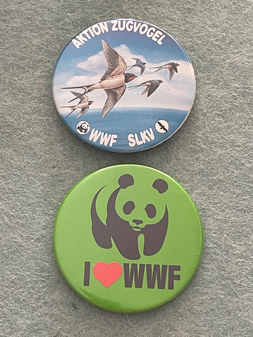 WWF Placchette & Badge: WWF Ansteck-Pin (Durchmesser 5.5 cm) – Usato da Zürich venduto da plumita