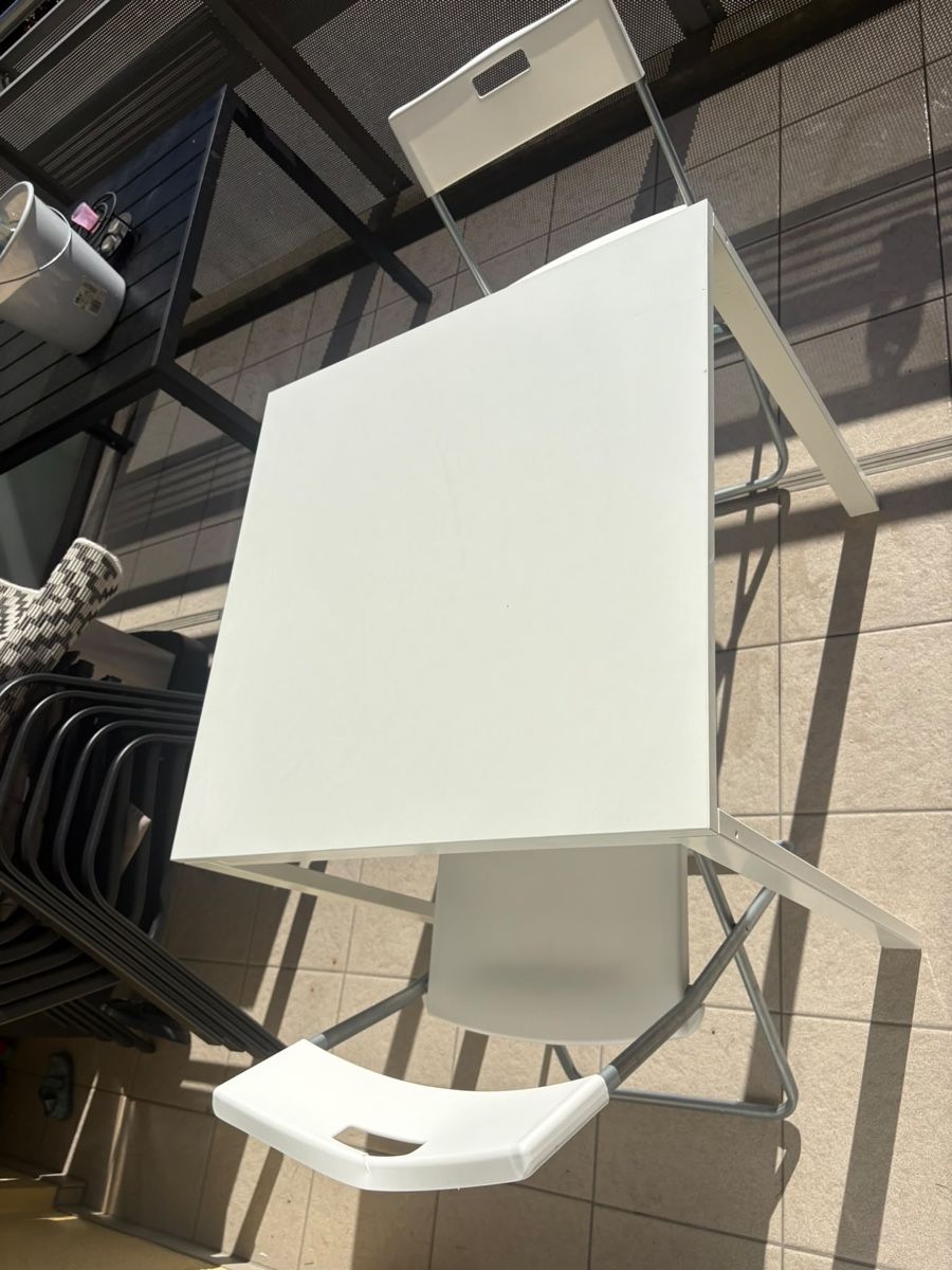Ikea Set di tavolo e panche: Balkontisch mit zwei Klappstühlen weiss – Usato da Horgen venduto da EgiM_90 2
