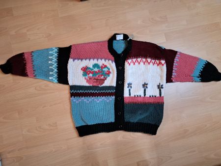 Aufwändig gestrickte Wolljacke vielfarbig.