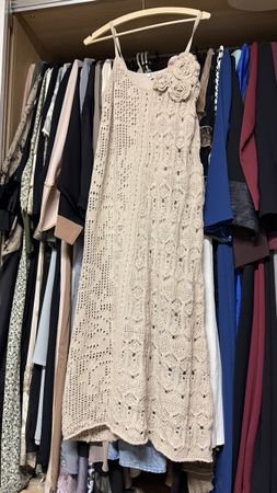 Sommerliches Häkelkleid mit Blumenapplikation, Gr. M