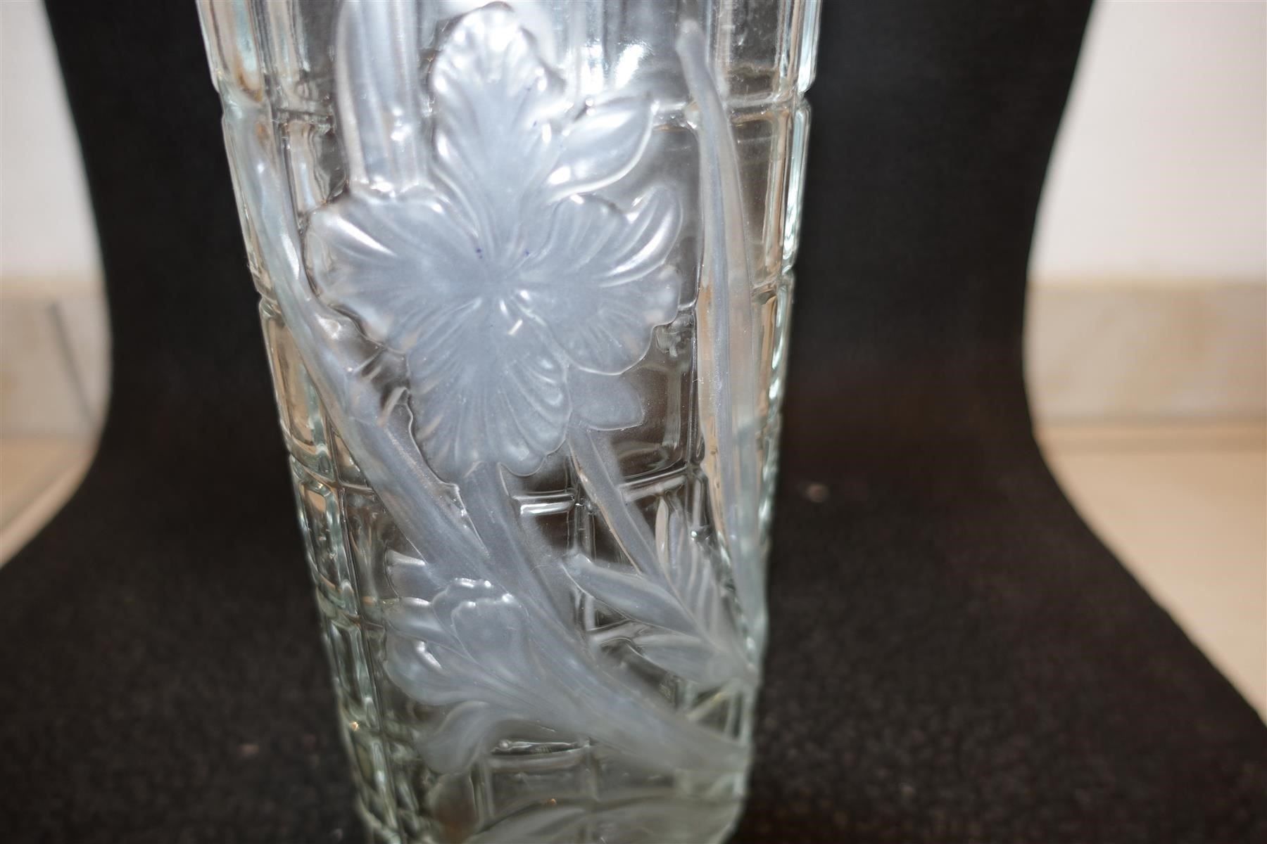 Vasen & Gefässe: Vase mit Blumenmotiv, oval, schwer, Glas – Gebraucht aus Aesch ZH von Goonies_1 1