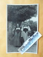 alte Ansichtskarte mit 2 Trachtenfrauen