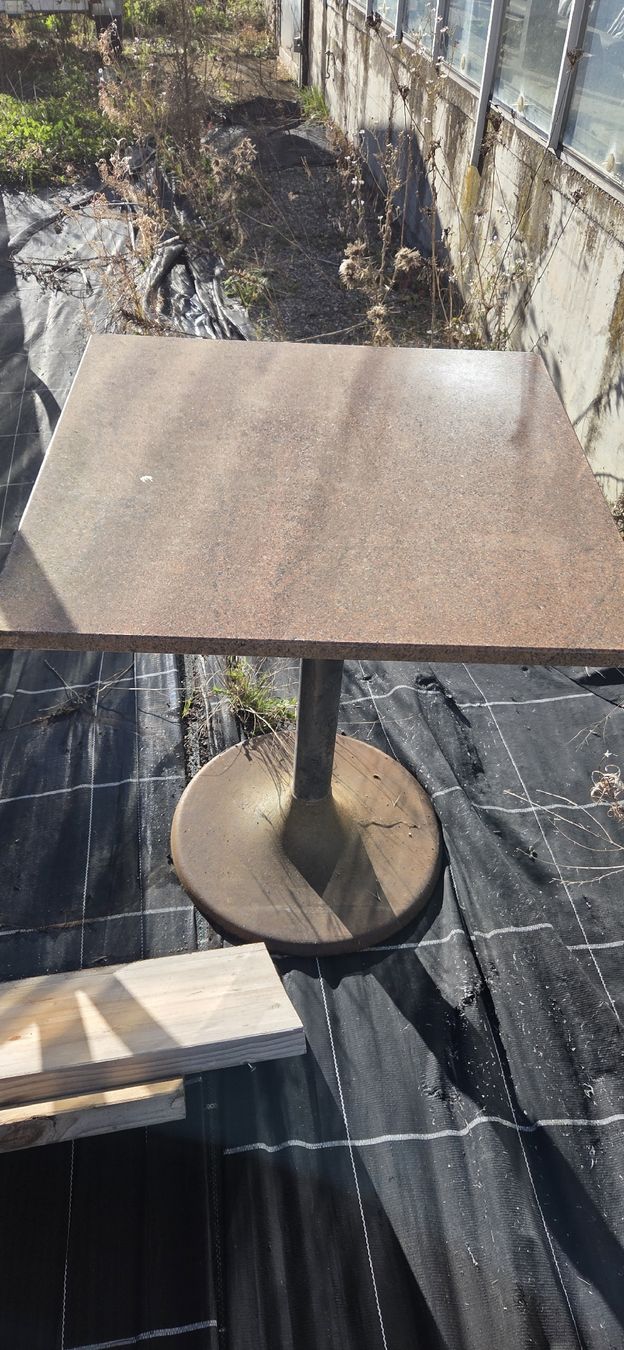 Tische: Granittisch – Gebraucht aus Interlaken von cleverboxinterlaken