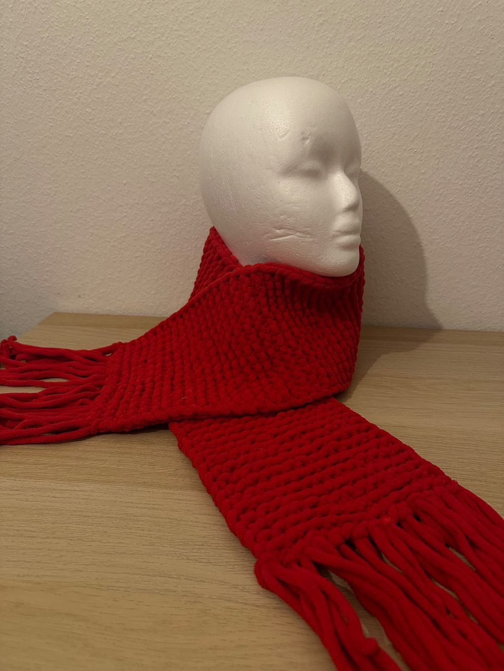 Foulard & Sciarpe: Handgestrickter Schal - Leuchtendes Rot mit Fransen – Nuovo e nell'imballaggio originale da Zürich venduto da pick-pay 1