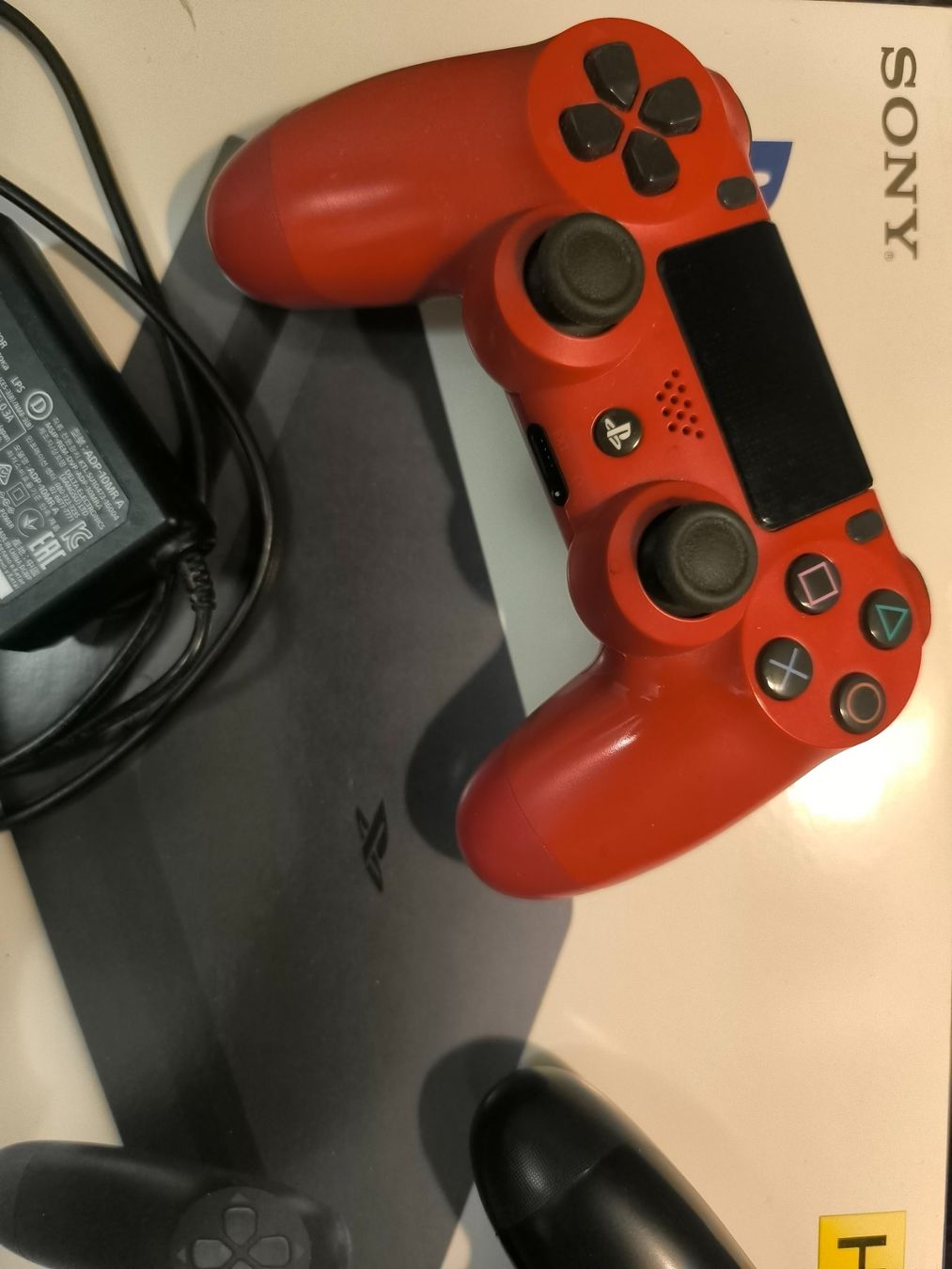 Sony Konsolen: PS4 Slim plus 1 Ladestation, 1 Controller – Gebraucht aus Zollikofen von Bagga1981 2