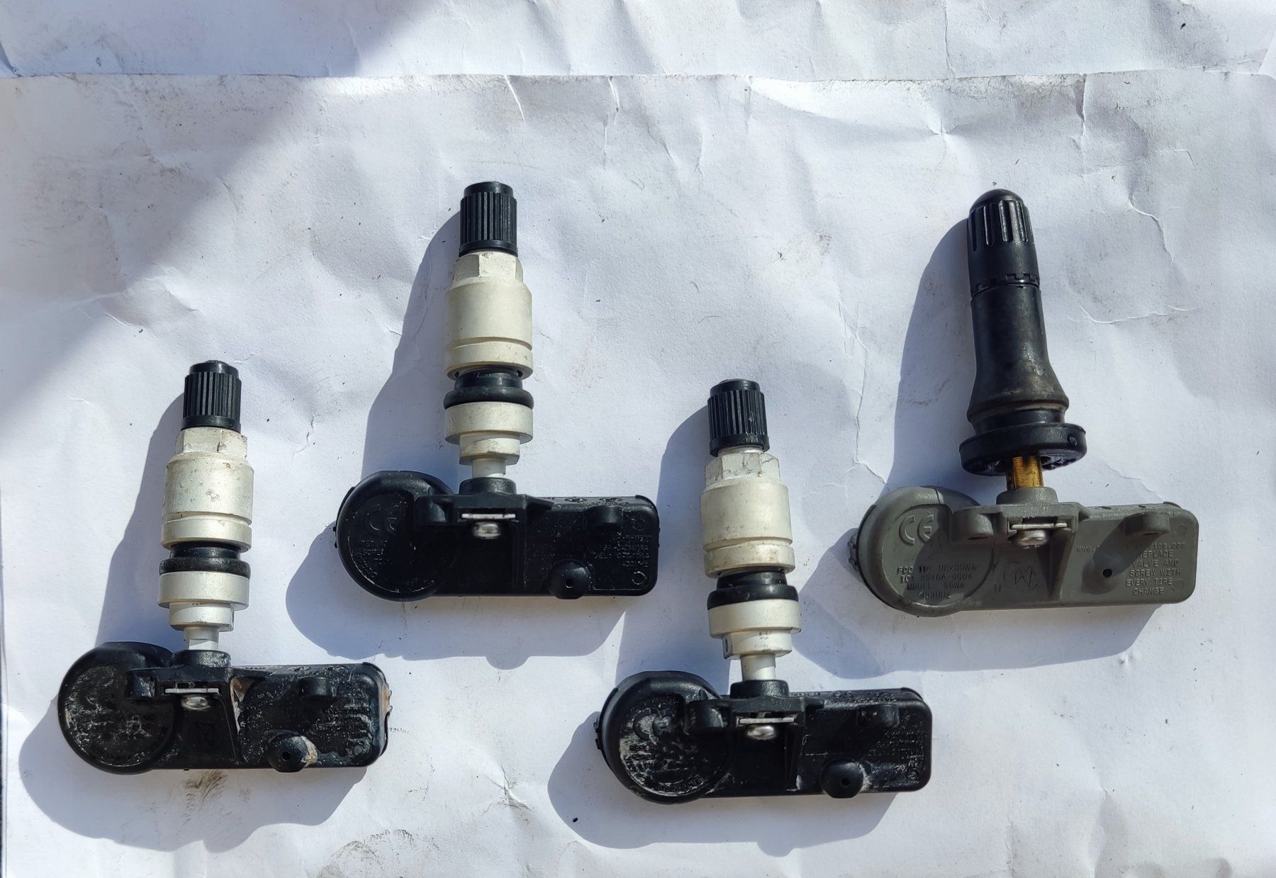 Dodge Tutti pezzi di ricambio auto: Dodge Durango Reifendrucksensoren TPMS – Usato da Bettlach venduto da carbon55