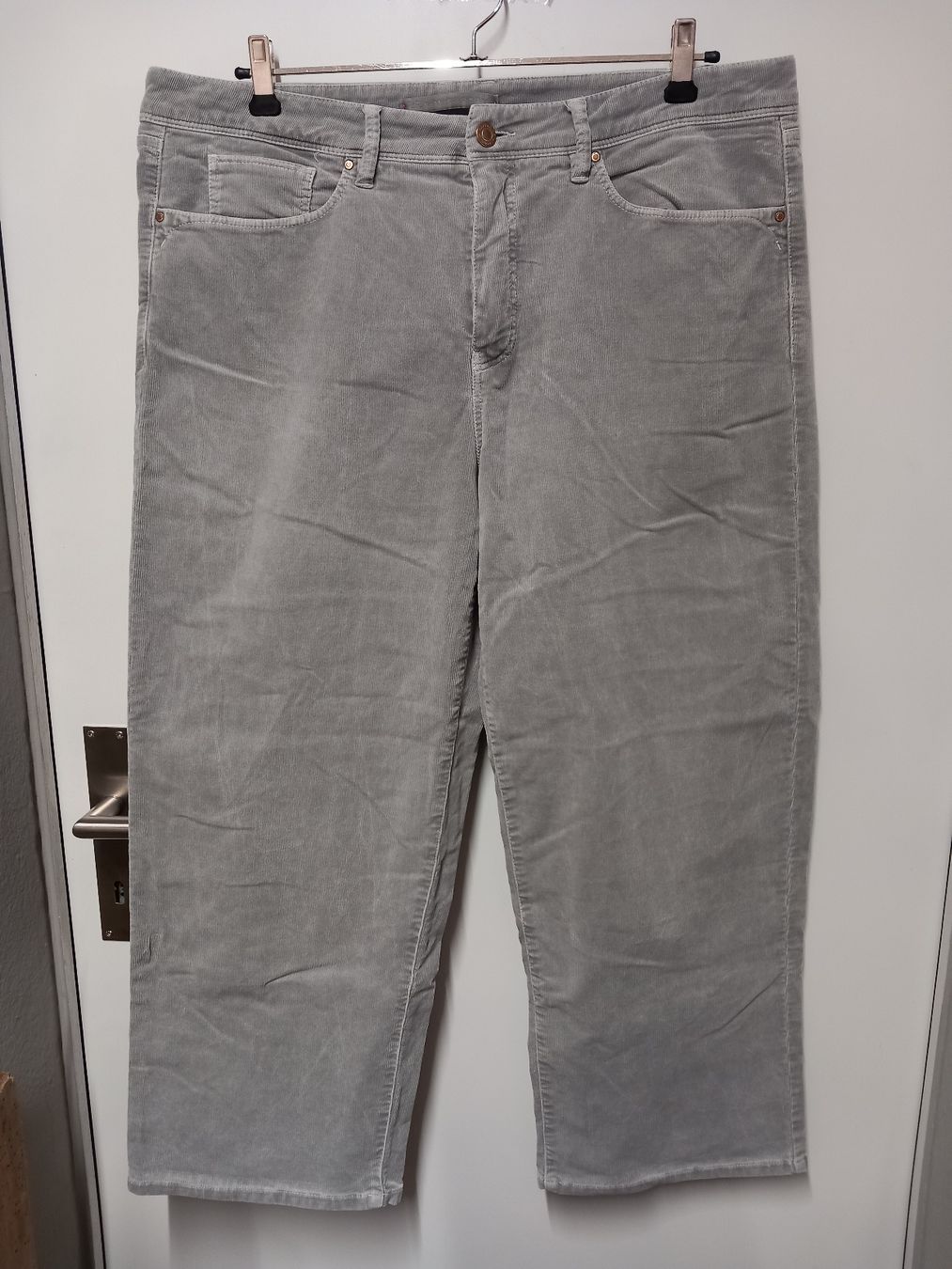 Raffaello Rossi Pantaloni: Raffaello Rossi Cordhose "Kira" Samt Stretch Gr.44, grau – Usato da Gwatt (Thun) venduto da umwelt-brocki