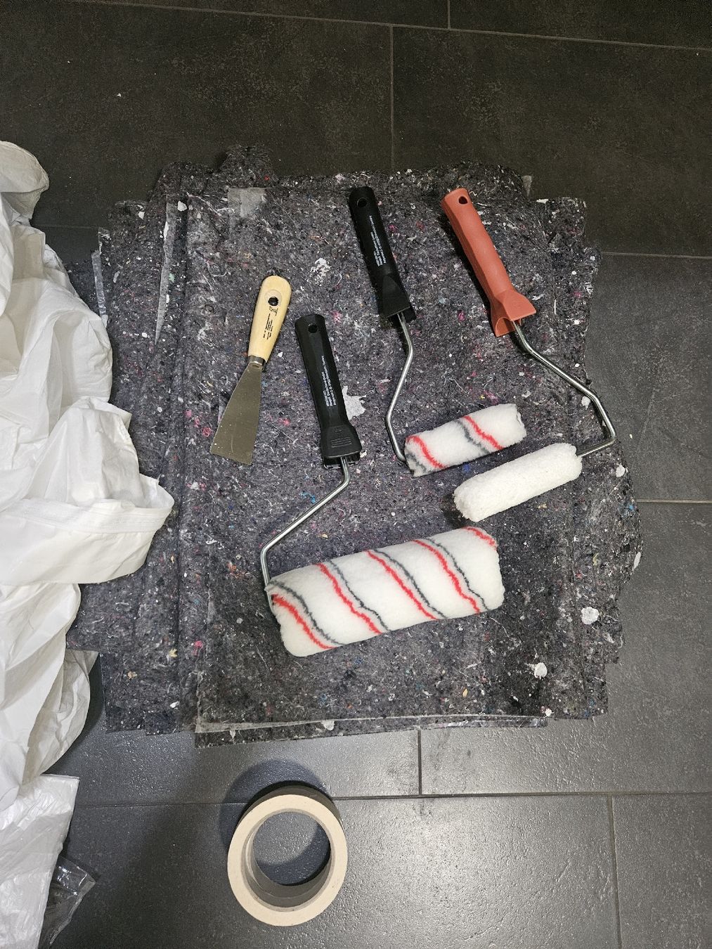 Alle Werkzeuge: Malerbedarf Abdeckplanen Farbroller Spachtel Abklebeband – Gebraucht aus Buchs ZH von rit_s6kv 8