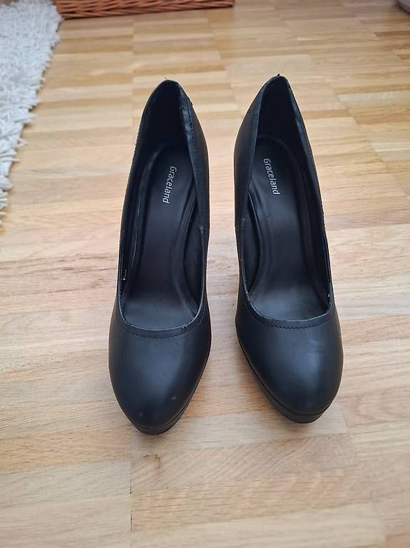 Scarpe da donna: Schwarze Damenschuhe mit Absatz – Usato da Niederuzwil venduto da Liberatopixel