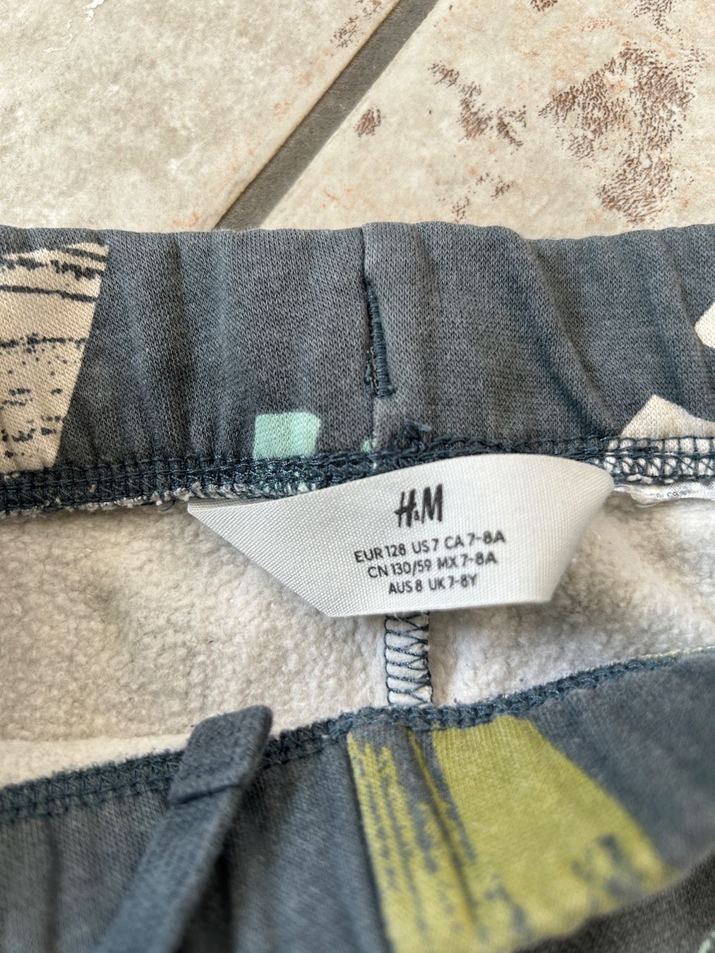 H&M Pantalons: Trainerhose 2 Stück, Gr. 128 – D'occasion à Reichenburg par nanuk015 1