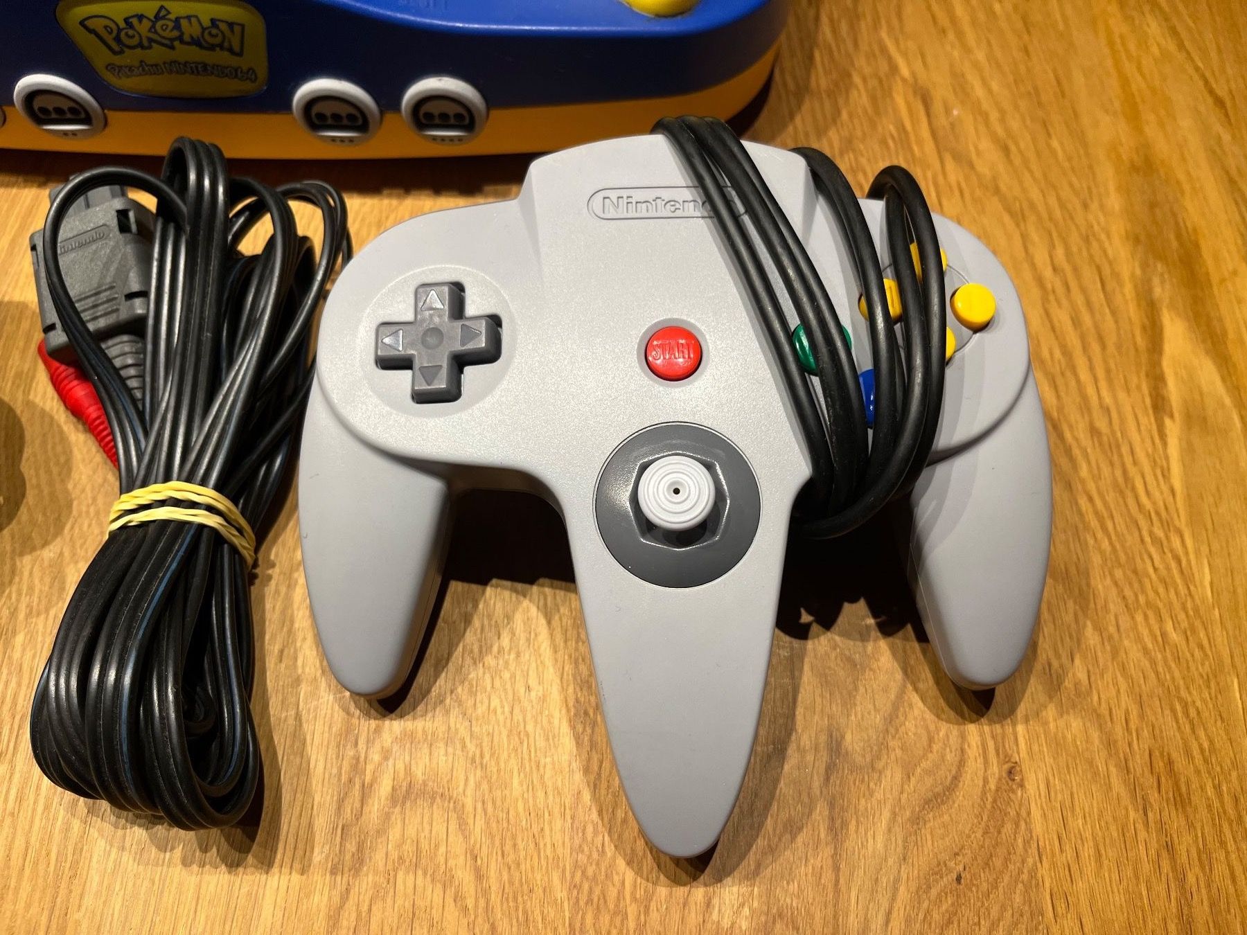 Nintendo Konsolen: Nintendo 64 Pikachu Special Edition + Controller N64 Pokemon – Gebraucht aus St. Gallen von  1