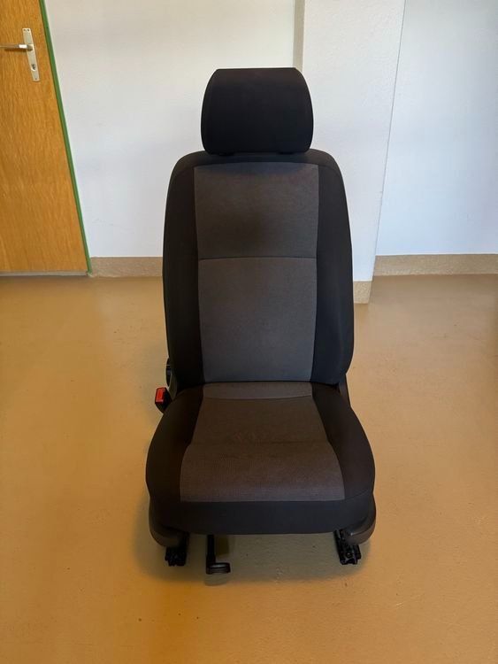 VW Alle Autoersatzteile: Fahrersitz VW T5/T6 – Gebraucht aus Kloten von Cem_91