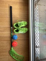 Unihockey Set mit Schläger, zwei Bällen und Schuhen