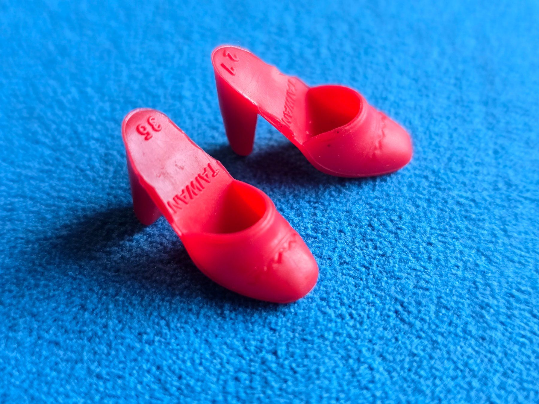Bambole: Chaussures de poupée Barbie rouge taille Taiwan – Usato da versoix venduto da moonkey02 1
