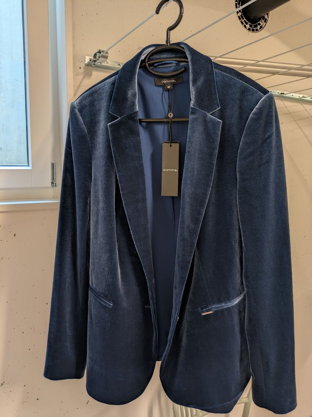 Comma Giacche: Neuer Comma Samt-Blazer, Gr. 42, Dunkelblau – Nuovo (secondo la descrizione) da Ins venduto da Jacy1