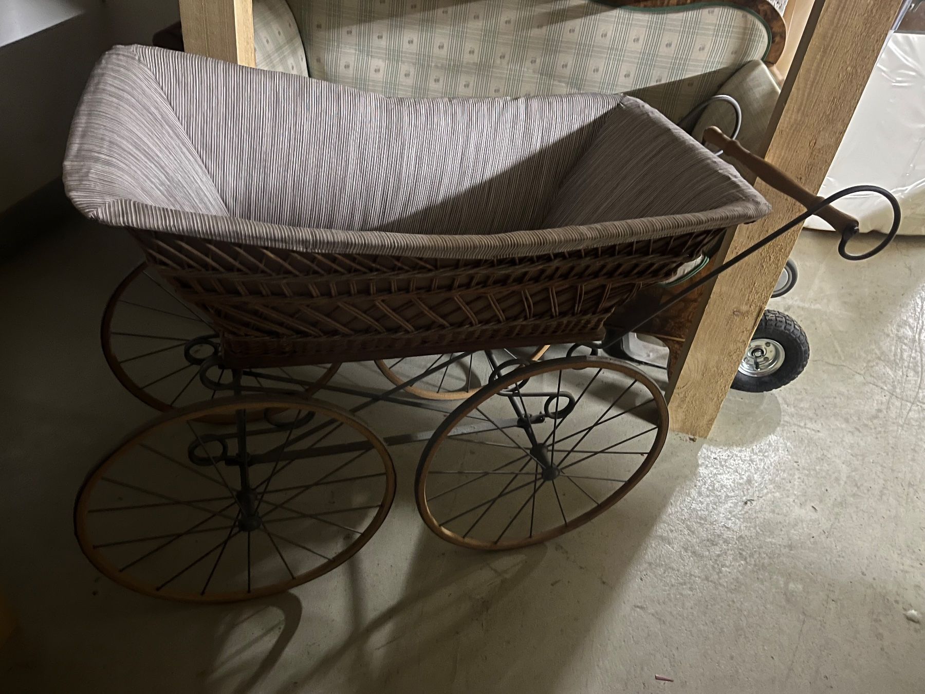 Carrozzine: Antiker Kinderwagen mit Korb – Usato da Wilen b. Wollerau venduto da littleal 2