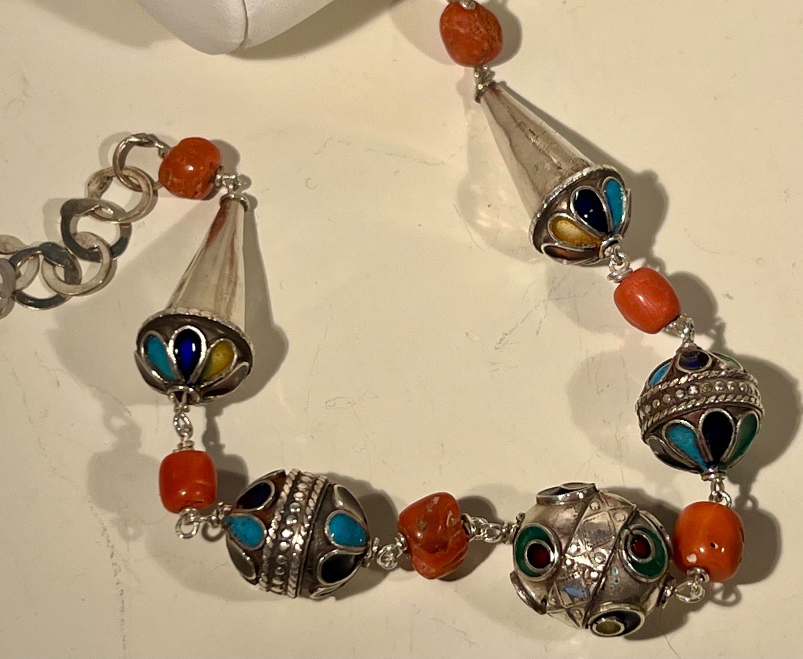 Catenine: Collier argent 925 corail véritable, émail cloisonné, Maroc – Usato da Genève venduto da DELIRBEADS 6