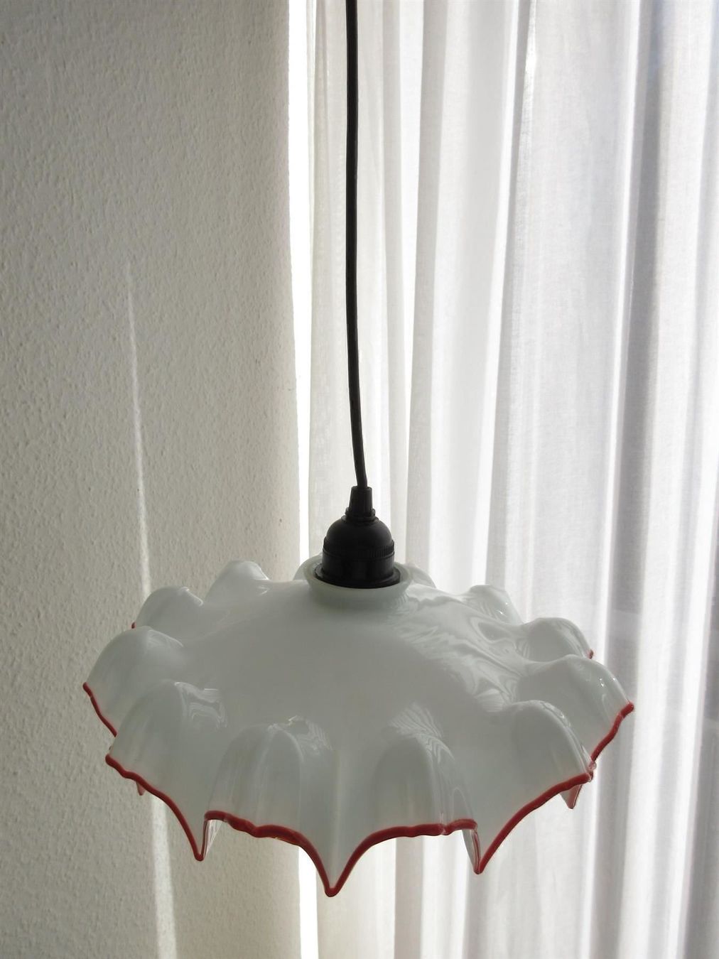 Lampadari & plafoniere: Weisse Hängelampe mit rotem Rand – Usato da Binningen venduto da Oldfashion