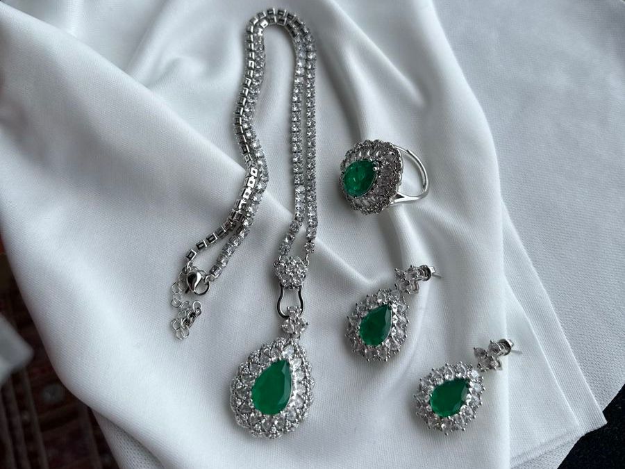 Altri gioielli: Parure complète bague taille ajustable – Nuovo (secondo la descrizione) da La Chaux-de-Fonds venduto da Meliha2008