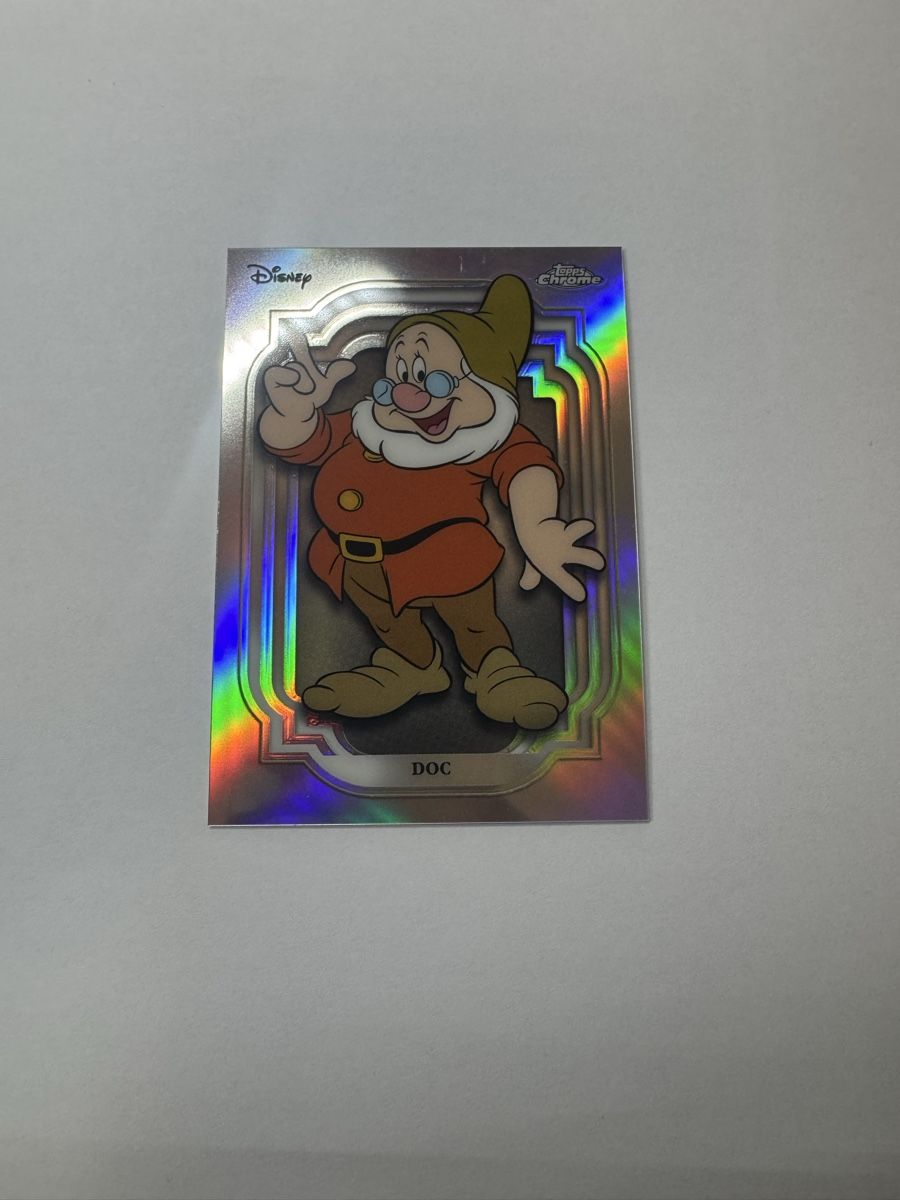 Topps Carte collezionabili: 2024 Topps Chrome Disney Doc Refractor  – Usato da Stetten AG venduto da Dekis-Tradingcards 2