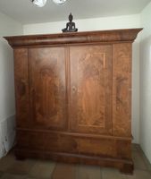 Antiker schöner Holzschrank