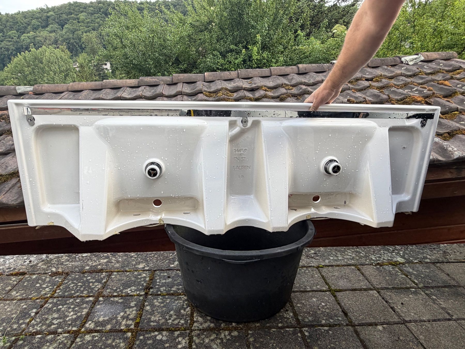Laufen Spülbecken & Waschbecken: Laufen Doppel Lavabo mit Siphon und Handtuch Halterung – Gebraucht aus Nussbaumen AG von HelenaDavid1910 9