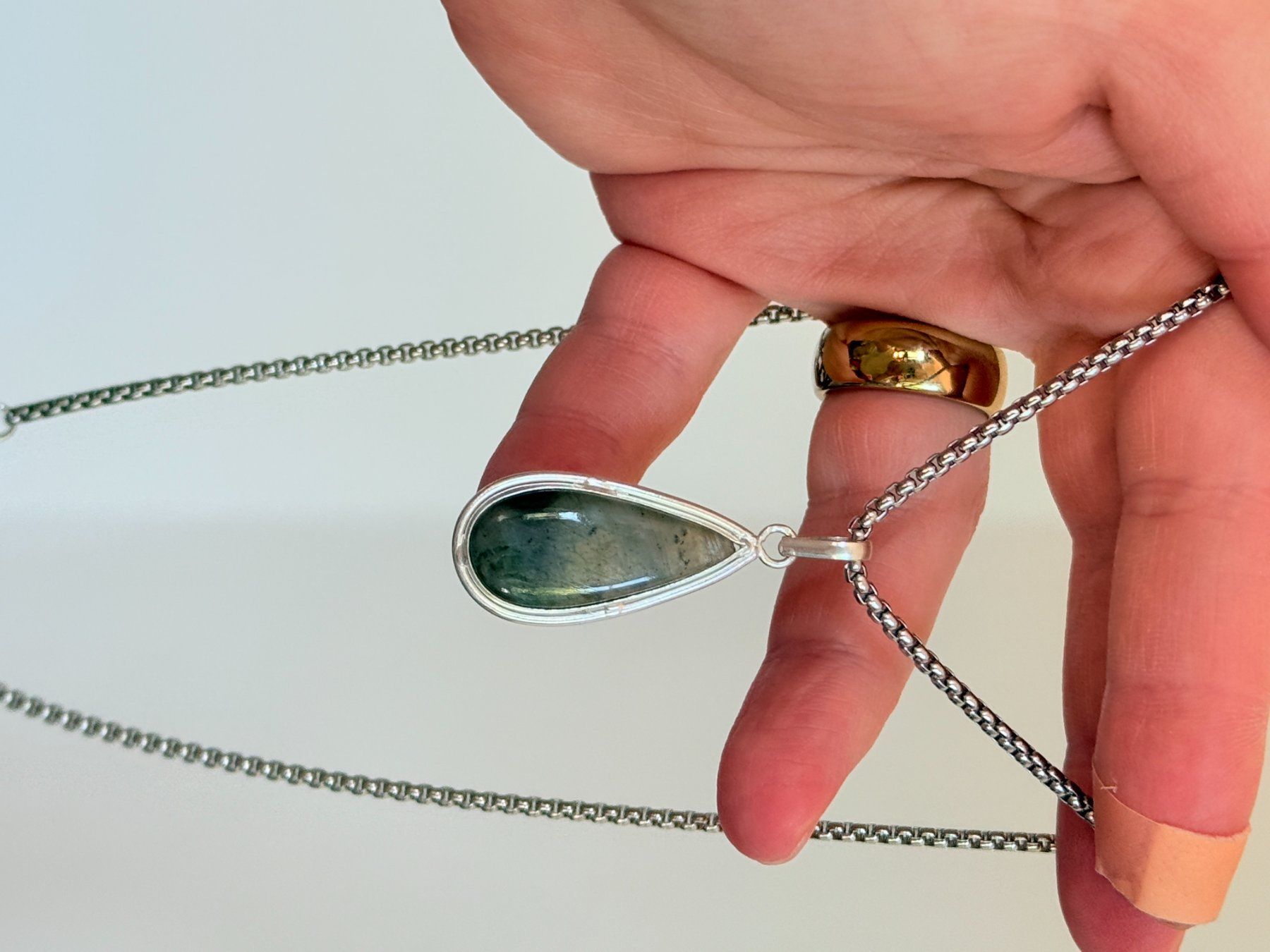 Ketten: Collier élégant avec pendentif en pierre naturelle – Neu und originalverpackt aus Genève von AGBERG 1