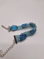 Armband aus Perlen.