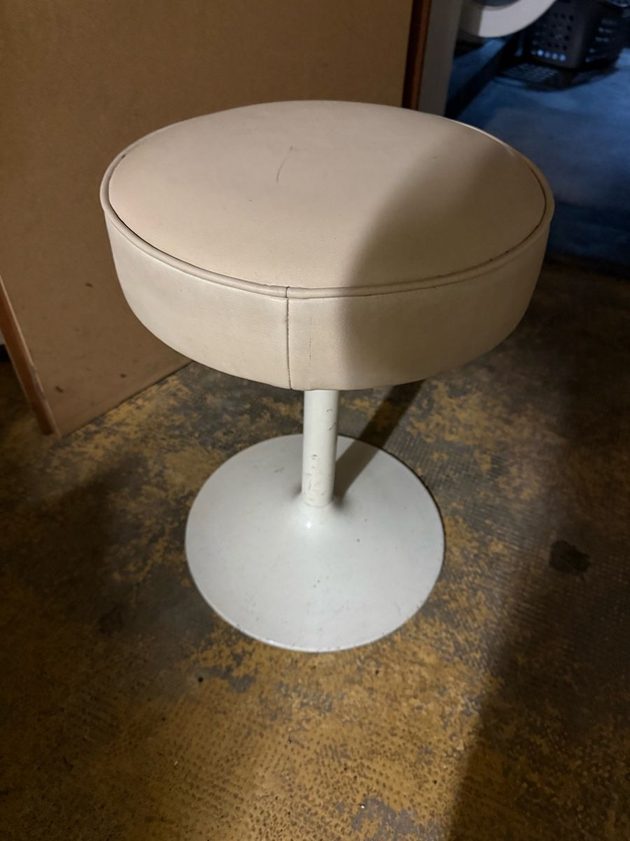 Sgabelli: 2er Set Vintage hocker / chauchhocker, Creme -Top! – Usato da BASEL venduto da zum_schneugge