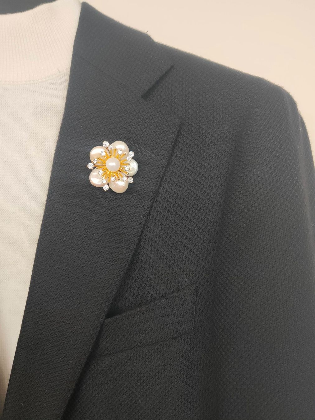 Spille & Fermagli: **NEU** Damenbrosche Blumen aus Süsswasser Perle & Perlmutt – Nuovo e nell'imballaggio originale da Luzern venduto da jul_bn7b 7