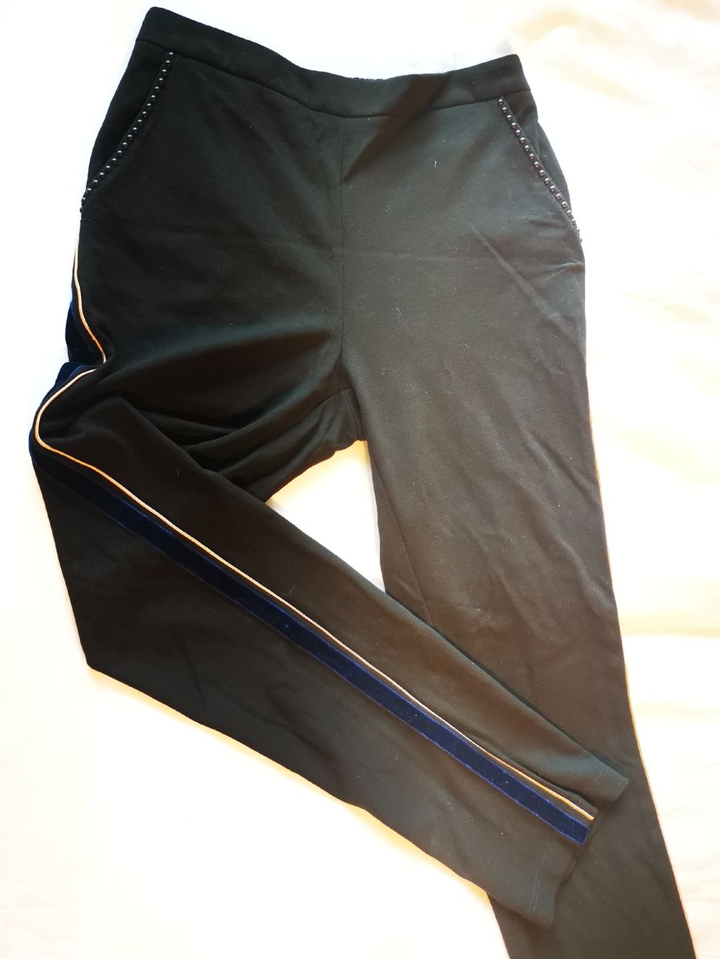 Pantaloni: Schwarze Hose mit Samtstreifen – Usato da Teufen AR venduto da RaphaellaB 1