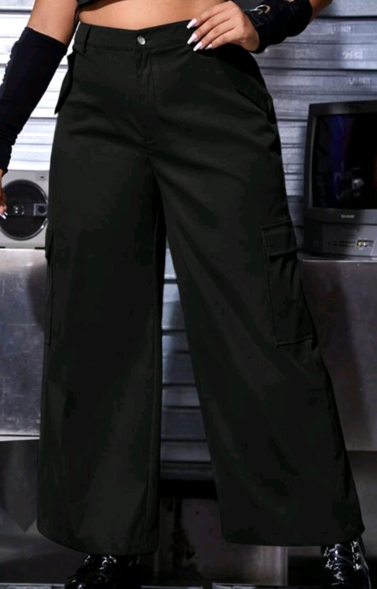 Pantaloni: Pantalon Cargo Noir, taille 46 – Usato da Lausanne venduto da Cassandra11