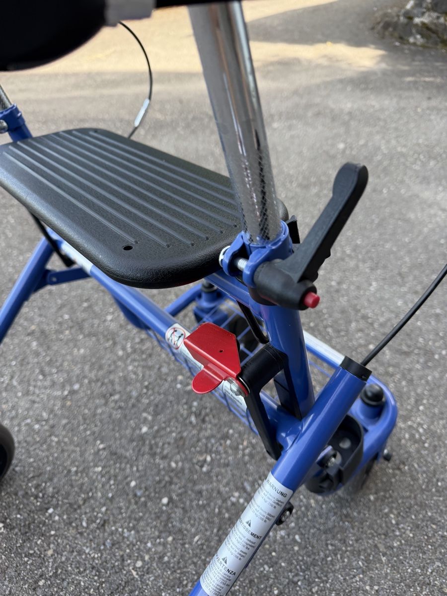 Ausili per la deambulazione: Blauer Rollator mit Sitz und Einkaufskorb, Top Zustand! – Nuovo (secondo la descrizione) da Rümligen venduto da wut_hft8 1